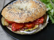 Bagel végétarien : mozzarella, aubergines et tomates confites