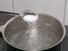 Est-ce que cela sert vraiment à quelque chose de saler l’eau des pâtes ?