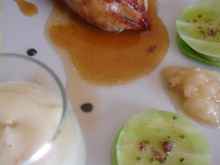 Suprême de pintade rôtie, jus réduit à l'ail de Lomagne et Floc de Gascogne, servie avec sa purée d'ail de Lomagne et son condiment à la poire, palets de foie gras du Gers en chou vert