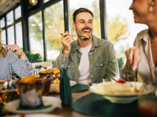On vous a toujours dit le contraire, mais manger la bouche ouverte aurait un vrai intérêt