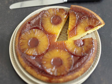 Gâteau original aux ananas caramélisés