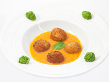 Cromesquis d'escargots au coulis de piquillos, pesto d'épinards