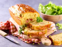 Voici notre recette de l’incontournable cake salé jambon-olive qui met tout le monde d’accord à l’apéro !