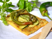 Tarte fine aux courgettes et piments doux sautés et au pesto de basilic