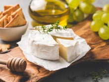 Mieux que la crème brûlée, voici la recette express et économique de Brie brûlé, parfaite pour sublimer vos planches apéritives !