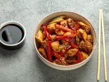 Ce geste que nous faisons tous avec les baguettes et qui agace fortement en Asie