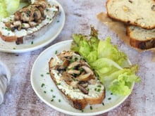 Pas envie de cuisiner ? Ces tartines au fromage frais et champignons sont la solution rapide et gourmande