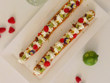 Éclairs géants à la vanille et aux fruits acidulés