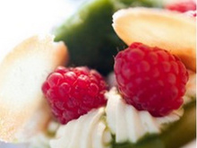 Crémeux mascarpone au chocolat blanc, framboises, sorbet basilic et tuiles dentelles