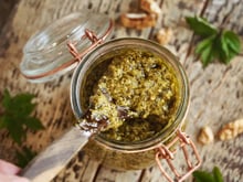 Marre du pesto classique ? Transformez de simples noix en un pesto d'automne ultra-crémeux en 5 minutes