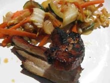 Travers de porc laqué et ses légumes wok