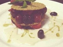 Craquelin de sésame aux fruits rouges aux olives noires confites, et huile olive à la vanille de Tahiti