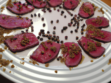 Carpaccio de magret et copeaux de foie gras au poivre rose de Bourbon
