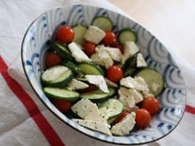 Salade croquante de jeunes courgettes, tomates cerises et feta