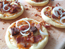 Mini pizza au chèvre, lardons fumés et ses oignons
