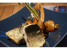 Pavé de loup, aubergines et artichauts poivrade