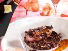 Pigeon mariné aux épices, quiona au beurre noisette avec un champagne de vigneron millésimé