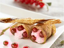 Cannelloni d'aubergines au miel et à la cardamome verte farcie de mousse de yaourt aux groseilles, sucre d'orge au sésame et à l'aubergine