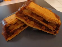 Buche praliné au pain d'épices et pommes caramélisées