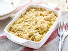 Rapide à cuire et à préparer, voici notre recette de crumble de courgettes, pesto et parmesan notée 4,8/5 par les lecteurs 750g !