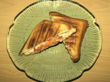 Croques au chèvre, tomate et miel de romarin