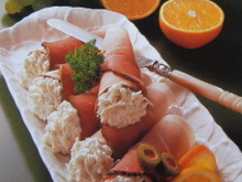 Petits rouleaux de jambon cuit farci de crème fouettée avec du raifort râpé