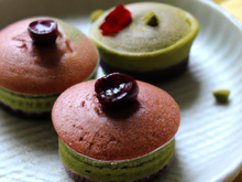 Petits cakes au matcha et au cassis