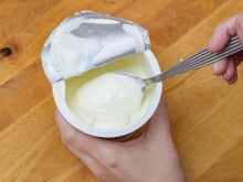 Est-ce utile de conserver l’opercule d’un pot de yaourt ou de crème après ouverture ?