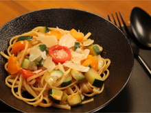 Pâtes aux tomates et courgettes cuisinées à la sauteuse