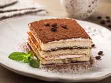 Voici le plus grand tiramisu du monde ! Record battu avec 50000 biscuits, 3000 oeufs et 100 chefs italiens pour le faire
