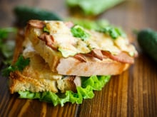 Tartines au fromage et au lard