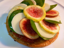 Rosace de pur Brebis et figues sur un sablé aux noix