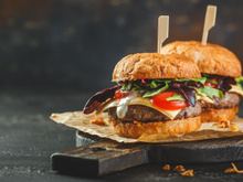François-Régis Gaudry en quête du meilleur burger de Paris dans l’émission Très Très Bon ce samedi !