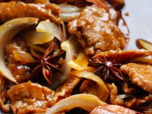 Bœuf aux oignons et à la badiane