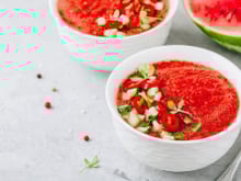 Super rafraîchissante, cette recette de gaspacho à la pastèque va devenir votre entrée préférée cet été