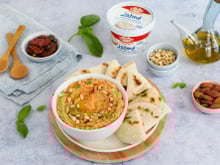 Dip au Labné, tomates sechées, pignons de pin et basilic, façon pesto rosso