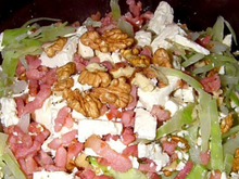 Salade de chou, noix, lardons, feta.