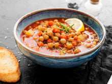 Le plat parfait à petit budget : l'incontournable potage aux pois chiches de nos grands-mères