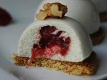 Dômes de roquefort et noix au cœur d'oignons confits à la framboise