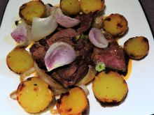 Oignons et pommes de terre rôtis au balsamique avec du filet mignon de porc