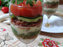 Verrines de tomates, concombre en tartare et faisselle au lait de brebis.