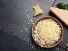 “Tu te fais arnaquer “ : ce chef vous explique pourquoi vous ne devriez pas acheter ce type de parmesan