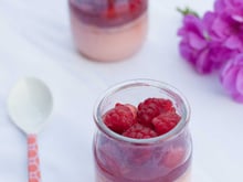 Petits pots de crème géranium et salade de fruits rouges