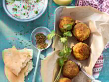 Bouchées à l'indienne et raïta de concombre