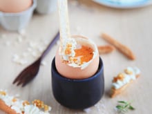 Œufs à la coque, mouillettes de roquefort croustillantes et voluptueuses