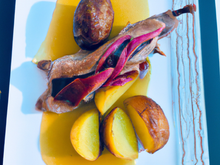 Canard grillé farci à l'olivade, pommes de terre et topinambours à la salardaise