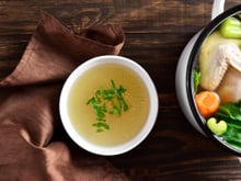 Rhume : le bouillon de poule est-il vraiment un remède efficace ?