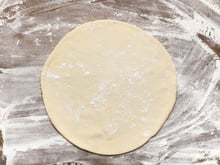 Pâte à pizza à la main