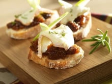Tartine de Saint Albray, chutney pomme abricot et romarin