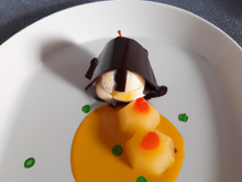 Papillote de litchi, clémentine et mangue à la sauce chocolat